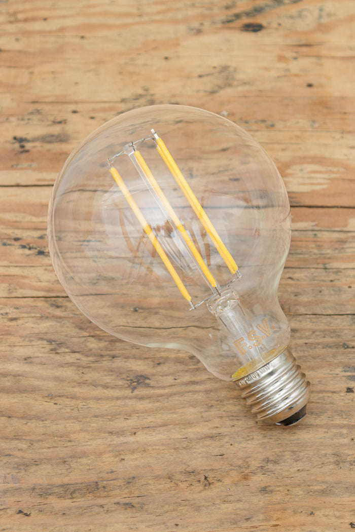 B024 2200k, clear glass round bulb with an E27 base.