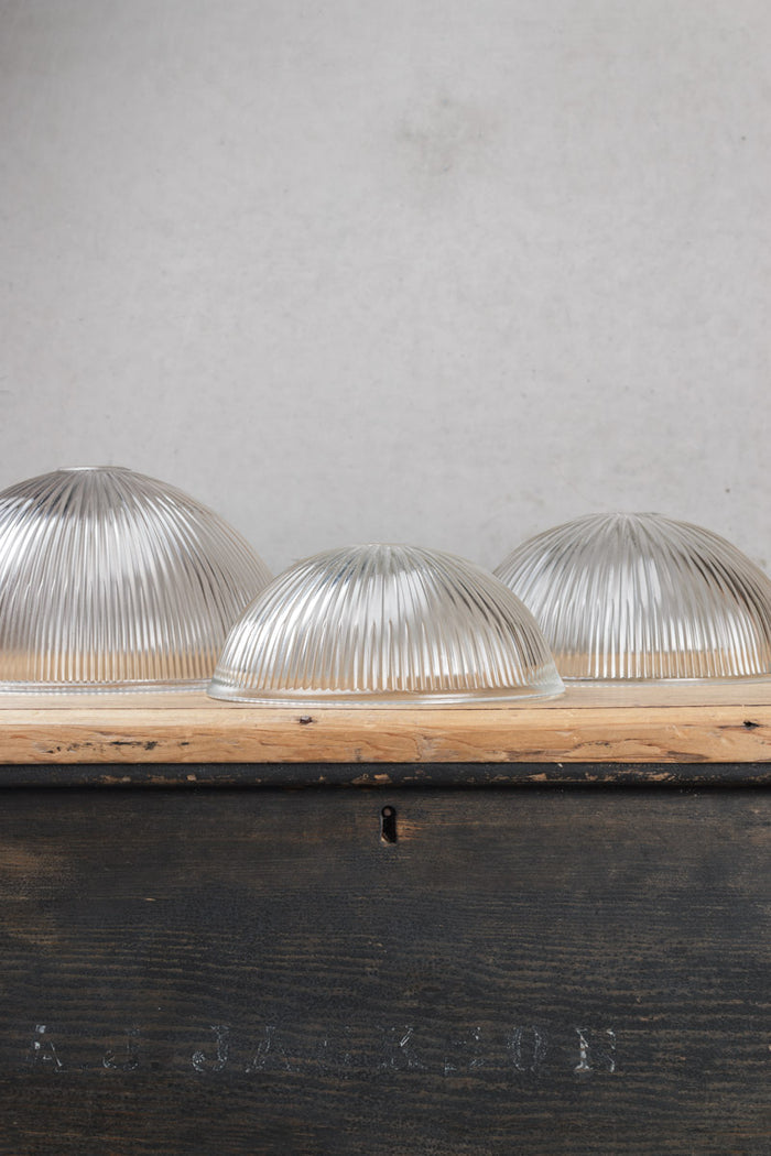 Skilfully crafted ridge glass shade for visual interest