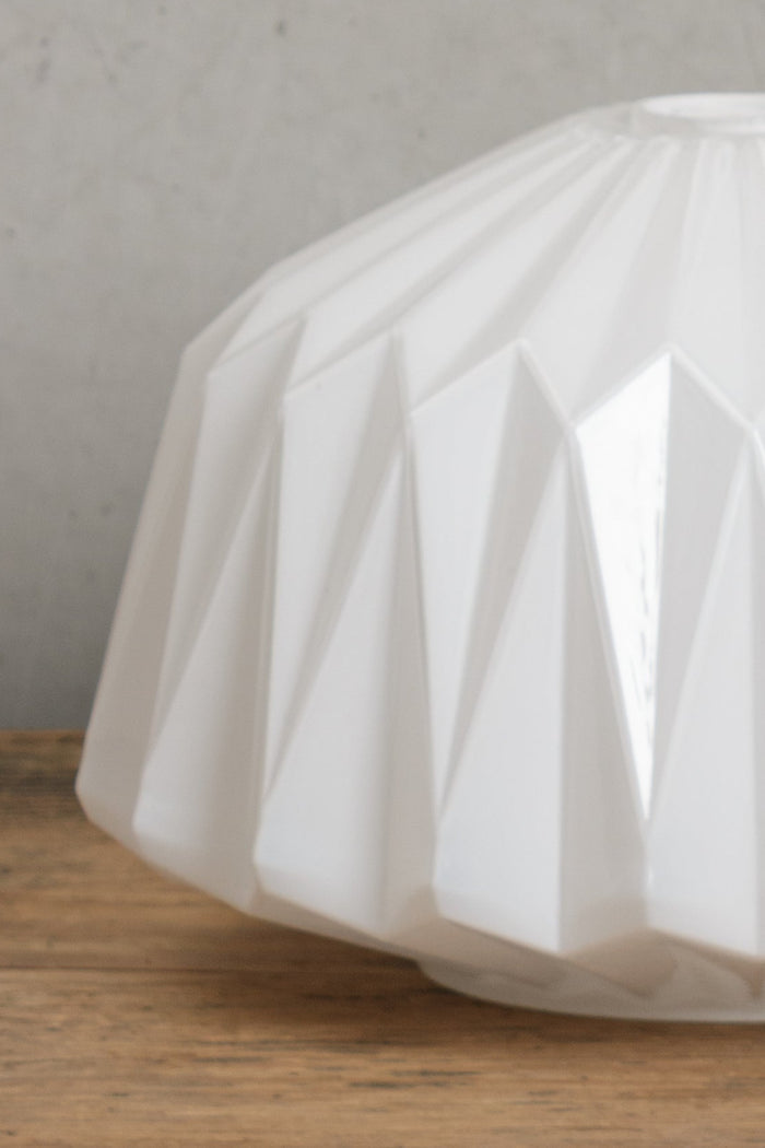 features modern geometric details
