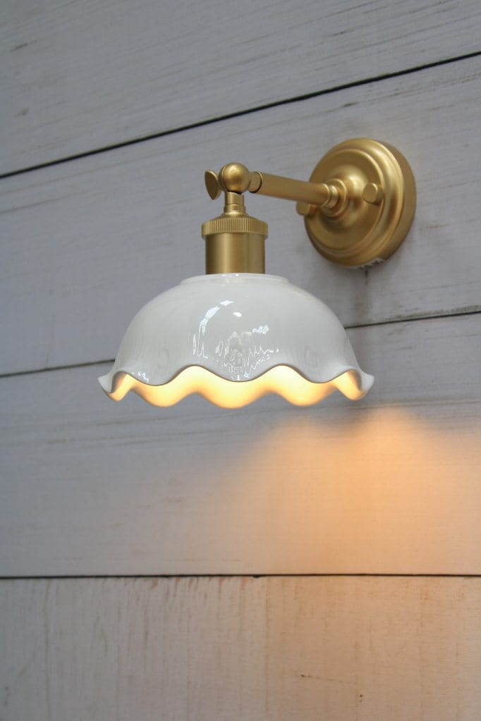 Single Swivel Arm Wall Sconce / Gold/Brass